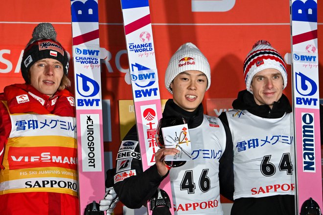 Japonec Rjoju Kobajaši (na sredini) ni skrival veselja po zmagi v Saporu, kjer sta mu danes družbo na slovesni razglasitvi delala Poljak Dawid Kubacki (levo) in Norvežan Halvor Egner Granerud. FOTO: Kazuhiro Nogi/AFP
