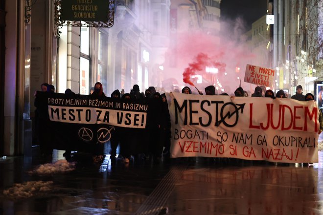 Protest ob drugi obletnici izselitve Roga. FOTO: Črt Piksi
