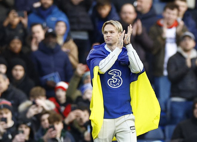 Ob polčasu tekme, ki so jo na Stamford Bridgeu odigrali 15.&nbsp;januarja, je namenil aplavz navijačem Chelseaja. FOTO:Peter Cziborra/Reuters
