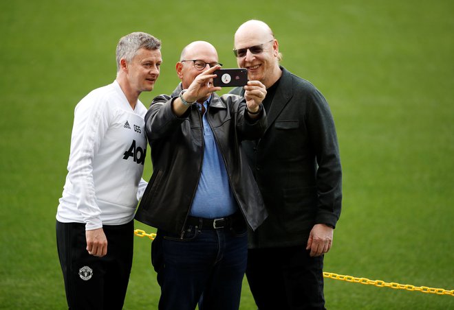 Družina Glazer, ki obvladuje Manchester United (levo nekdanji trener Ole Gunnar Solskjær), sodi med najbolj znane ameriške vlagatelje v nogometni Evropi. FOTO: Carl Recine/Reuters
