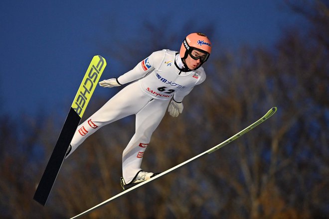 Stefan Kraft je v svojo korist odločil drugo tekmo v Saporu. FOTO: Kazuhiro Nogi/AFP
