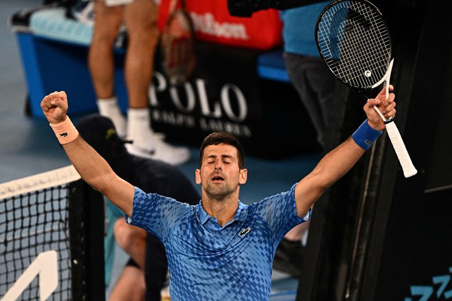 Novak Đoković ne popušča, v treh nizih je strl tudi bolgarskega tekmeca. FOTO: Anthony Wallace/AFP
