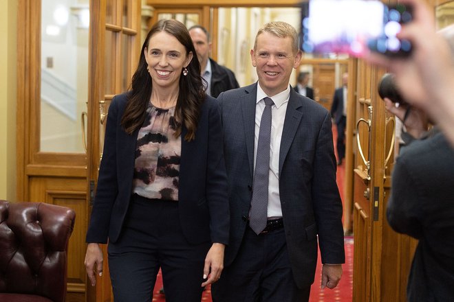 Odhajajoča premierka Jacinda Ardern in Chris Hipkins na srečanju laburistične stranke, na katerem so izvolili novega vodjo. FOTO: Marty Melville/Afp
