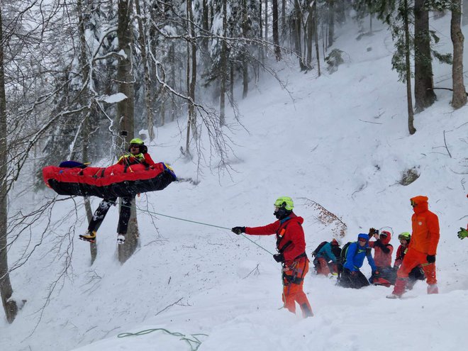 Koroški gorski reševalci&nbsp;so poškodovanega v plazu na Uršlji gori oskrbeli, posadka helikopterja Slovenske vojske pa ga je skupaj z reševalcem letalcem prepeljala v Splošno bolnišnico Slovenj Gradec. FOTO: GRS Koroška
