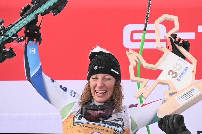 Veselju Ilke Štuhec v Cortini d&#39;Ampezzo po zmagi v smuku ni bilo konca. FOTO Tiziana Fabi/AFP
