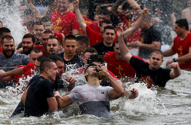 Pravoslavni Makedonci so minuli teden praznik Kristusovega krsta tradicionalno proslavili z iskanjem križa v Vardarju.

Foto Ognen Teofilovski/Reuters
