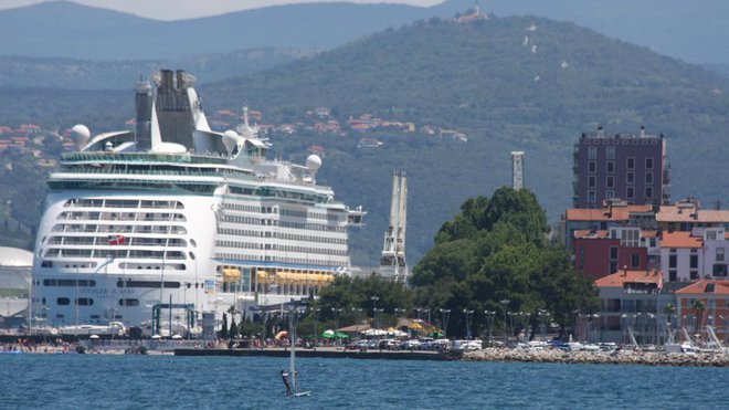 Koper naj bi letos obiskalo približno 100.000 ladijskih potnikov. FOTO: Boris Šuligoj/Delo
