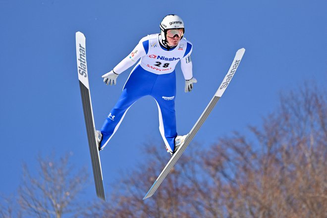 Domen Prevc je pomislil na dopust in poletel do najboljše uvrstitve v sezoni. FOTO: Kazuhiro Nogi/AFP
