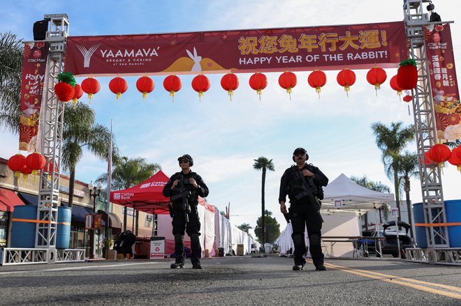 Policisti varujejo območje Monterey Parka. FOTO: Mike Blake/Reuters
