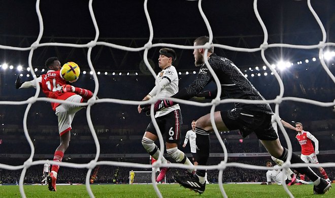 Eddie Nketiah (levo) je iz neposredne bližine zabil tretji gol za Arsenal. FOTO: Glyn Kirk/AFP
