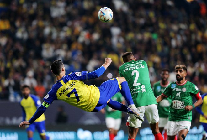 Cristiano Ronaldo je poskušal zabiti gol tudi z akrobatskimi potezami. FOTO: Ahmed Yosri/Reuters
