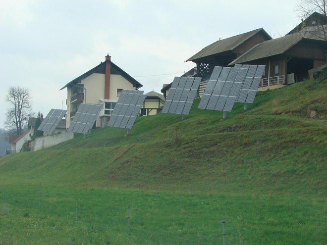 Poročilo razkriva, da so distributerji v prvih desetih mesecih lani skoraj petini zavrnili priklop samopreskrbne sončne elektrarne. FOTO: Bojan Rajšek/Delo
