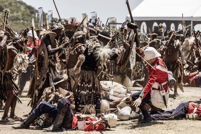 Ekipa prostovoljcev je izvedla uprizoritev&nbsp;bitke pri Isandlwani, ki je potekala 22. januarja 1879. To je bil prvi večji spopad v anglo-zulujski vojni med britanskim cesarstvom in kraljestvom Zulu. Foto: Marco Longari/Afp
