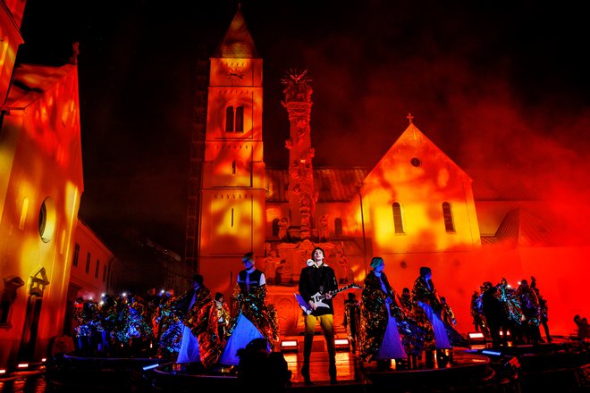 Na otvoritveni slovesnosti so na Trgu Svete trojice pripravili vizualni, glasbeni in plesni kolaž s historičnimi
in sodobnimi reminiscencami. FOTO: Promocijsko gradivo
