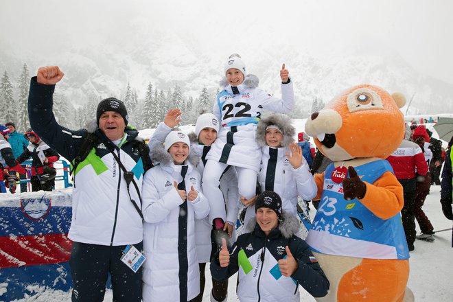 Nika Prevc (zgoraj) se je takole z reprezentančnimi kolegicami ter trenerjema Stanetom Balohom in Jurijem Tepešem veselila nove zmage na Olimpijskem festivalu evropske mladine (OFEM). FOTO: Aleš Fevžer
