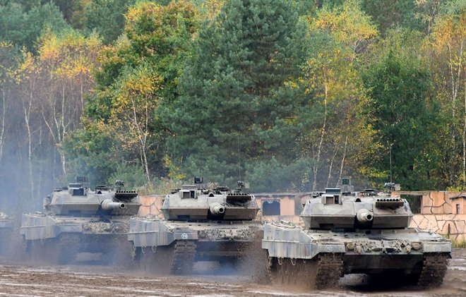 Nemške tanke leopard 2 naj bi Poljska poslala Ukrajini, vendar v Berlinu še oklevajo, ali bi to dobavo dovolili. FOTO: Patrik Stollarz/AFP
