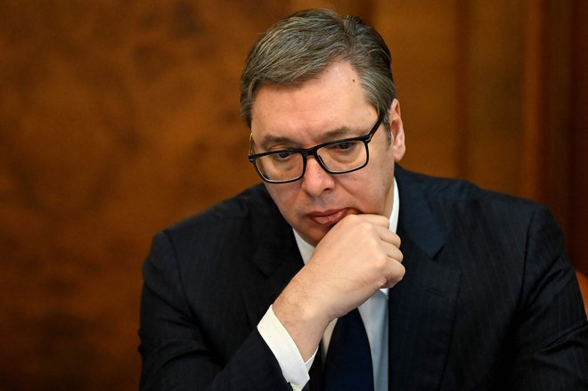 Srbija je prisiljena v normalizacijo odnosov s Kosovom tudi z grožnjo s sankcijami, najhujša možna sankcija bi bil umik tujih naložb iz države, je dejal predsednik Aleksandar Vučić. FOTO: Andrej Isaković/AFP
