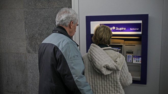 Starejši plačujejo najvišje bančne stroške, tudi 5 evrov za bančno transakcijo, kar je ogromno. FOTO: Blaž Samec/Delo
