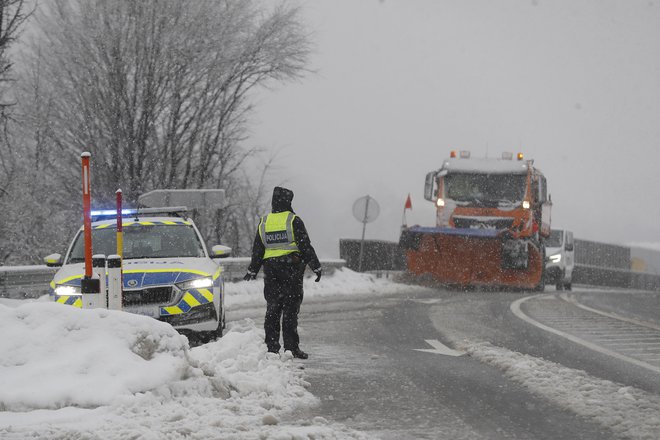 Ker so na območjih, kjer je snežilo,&nbsp;posipne in plužne skupine, voznikom priporočajo previdno vožnjo, upoštevanje varnostne razdalje ter prilagoditev hitrosti razmeram.&nbsp;FOTO: Leon Vidic/Delo
