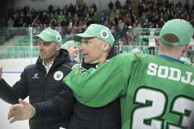 Mitja Šivic (v sredini) 5. aprila lani, ko si je SŽ Olimpija zagotovila naslov državnega prvaka v hokeju. FOTO: Jure Eržen/Delo
