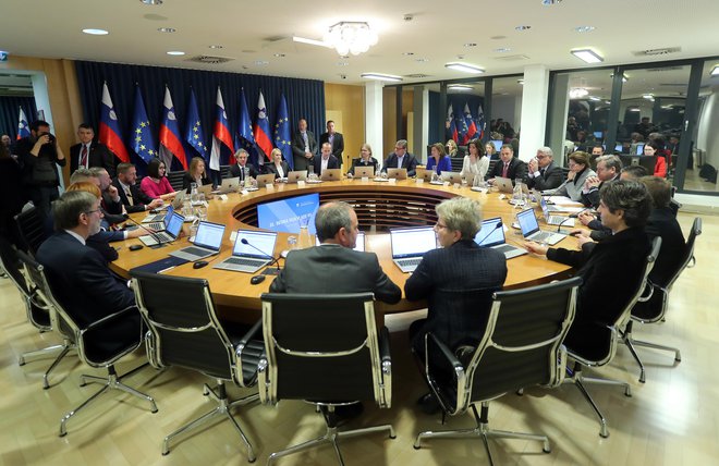 Osvežena in številnejša vlada se je sestala na prvi seji. FOTO: Blaž Samec/Delo
