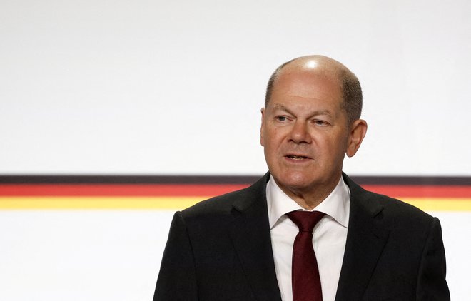 Kancler Olaf Scholz je po poročanju nemških medijev popustil pod mednarodnim pritiskom. FOTO: Benoit Tessier/Reuters
