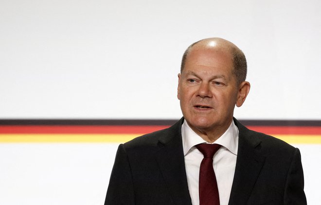 Nemški kancler Olaf Scholz&nbsp;bo danes v bundestagu na zahtevo opozicije odgovarjal na vprašanja poslancev v zvezi z dobavo tankov Ukrajini. FOTO: Benoit Tessier/Reuters
