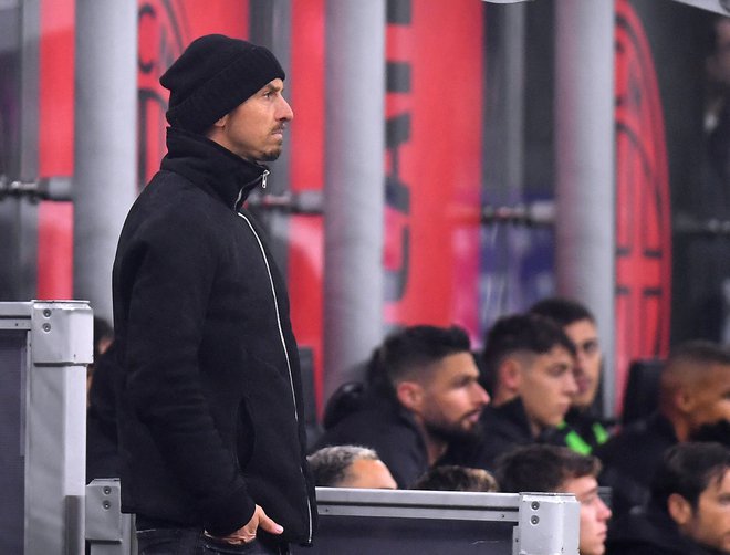 Zlatan Ibrahimović spremlja januarsko tekmo serie A med AC Milanom in Romo. FOTO:&nbsp;Daniele Mascolo/Reuters
