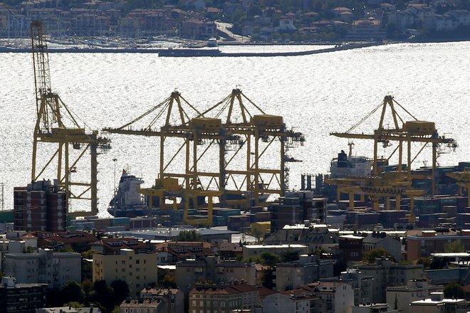 Trst je močno razvil ro-ro terminal in trajektno povezavo predvsem s Turčijo, po kateri je lani po morju v Trst prispelo kar 320.327 tovornjakov, skoraj pet odstotkov več kot leto prej. FOTO: Tomi Lombar
