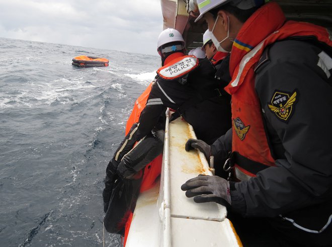 Obalna straža preiskuje območje nesreče. FOTO: Yonhap News Agency/Reuters

