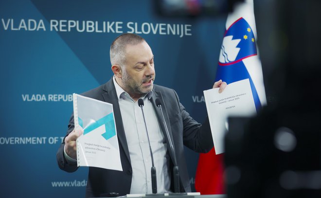 Predsednik vlade in minister ponujata model zdravstva oddaljenih držav, ki ga državljani zaradi jezikovnih ovir in oddaljenosti osebno težko preverimo. FOTO JOŽE SUHADOLNIK/DELO
