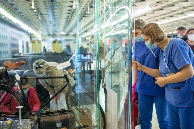 Ob dveh pomembnih obletnicah je v avli ljubljanskega kliničnega centra priložnostna razstava o babištvu na Slovenskem. Babic bo prej ali slej začelo primanjkovati, pravi ena od njih Gordana&nbsp;Njenjić, že zdaj jih nadomeščajo diplomirane medicinske sestre. FOTO: Voranc Vogel
