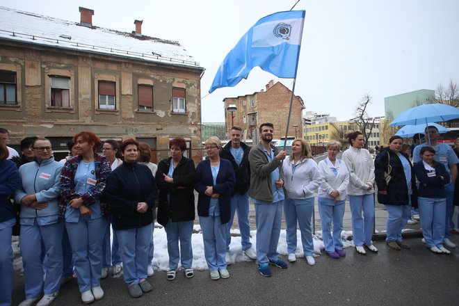 Dve dejavnosti, ki najbolj problematizirata sistem javnih plač in opozarjata na kadrovski primanjkljaj, sta se kadrovsko najbolj okrepili. FOTO: Tadej Regent/Delo
