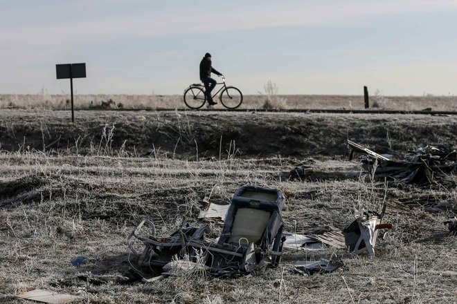 Ostanki sestreljenega letala MH17 sredi polja v Donecku Foto: Maxim Shemetov/Reuters
