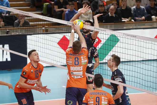 Odbojkarji moštva ACH Volley bodo po porazu v Ankari sezono nadaljevali v&nbsp;četrtfinalu pokala CEV.&nbsp;FOTO:&nbsp;Leon Vidic/Delo
