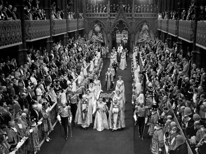 Elizabeta II. zapušča Westminstrsko opatijo ob koncu slovesnosti kronanja. FOTO: Reuters Connect
