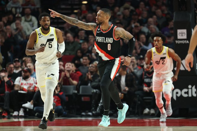 Damian Lillard (številka 0) po ene od doseženih košev. FOTO: Jaime Valdez/Usa Today Sports
