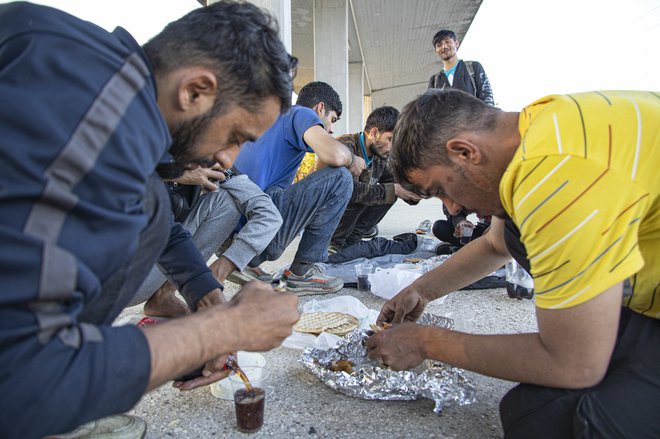 Prosilci za azil na želeniški postaji Idomeni blizu meje med Grčijo in Severno Makedonijo. FOTO: Nicolas Economou/ Reuters.
