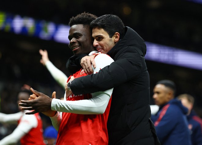 Mikel Arteta ima najbolj vročega igralca v Bukayu Saki. FOTO:&nbsp;Paul Childs/Reuters
