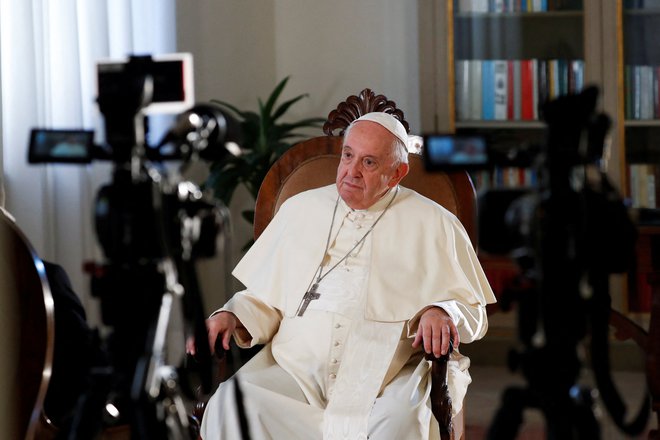 V pogovoru za ameriško tiskovno agencijo AP se je papež Frančišek lotil skoraj vseh tem, ki zanimajo papeža in papeško državo. FOTO:&nbsp;Remo Casilli/Reuters
