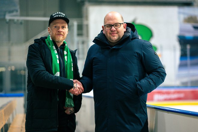 Antti Karhula (levo) in predsednik SŽ Olimpije Miha Butara sta sklenila sodelovanje tudi za prihodnjo sezono. FOTO: HKO/Domen Jančič

