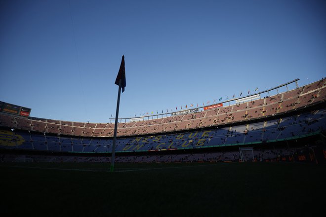 Štadion Spotify Camp Nou pred nedeljsko tekmo Barcelone in Getafeja v španskem prvenstvu. FOTO: Albert Gea/Reuters
