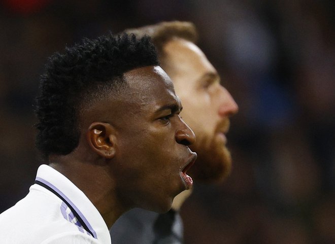 Vinicius Junior slavi, Jan Oblak pa v ozadju nemočen spremlja veselje Brazilca in njegovih soigralcev. FOTO: Susana Vera/Reuters
