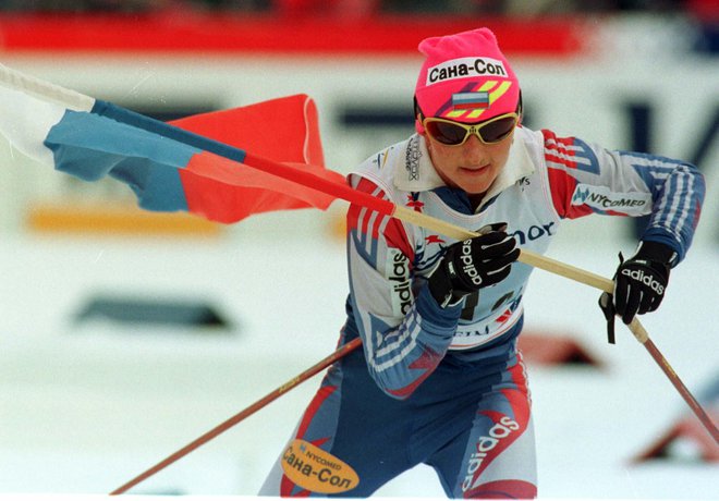 V cilj štafetne preizkušnje v Trondheimu je pritekla z rusko zastavo, domovino podpira tudi v zadnjem letu prelomnih svetovnih dogodkov. FOTO: Reuters
