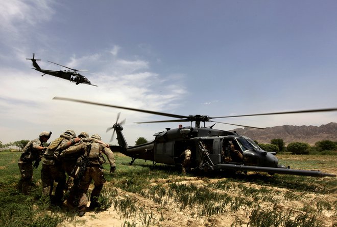 V operaciji, ki so jo izvedli s pomočjo helikopterjev, je bilo ubitih tudi približno deset pripadnikov IS, med ameriškimi vojaki pa ni bilo žrtev ali ranjenih. Fotografija je simbolična.&nbsp;FOTO:&nbsp;Yannis Behrakis/Reuters
