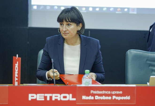 Petrol, ki ga vodi Nada Drobne Popović, zaradi manjšega dobička zmanjšuje obseg naložb. FOTO: Jože Suhadolnik/Delo
