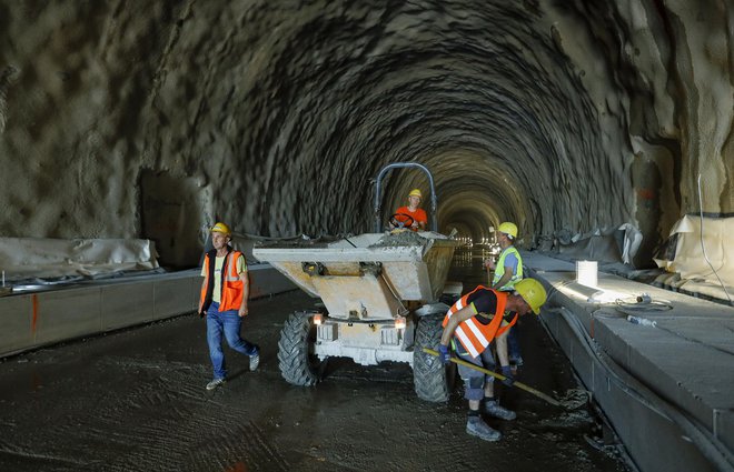 Konzorcij slovenskih gradbenih podjetij obnavlja progo med Mariborom in Šentiljem, katere del bo tudi 1,5 kilometra dolg predor Pekel. FOTO: Jože Suhadolnik/Delo
