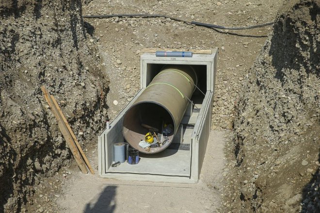 Povezovalni kanal C0 je del projekta nadgradnje sistema odvajanja komunalne odpadne vode v občinah Medvode in Vodice ter gradnje povezovalnega kanala v Mestni občini Ljubljana. FOTO: Jože Suhadolnik/Delo
