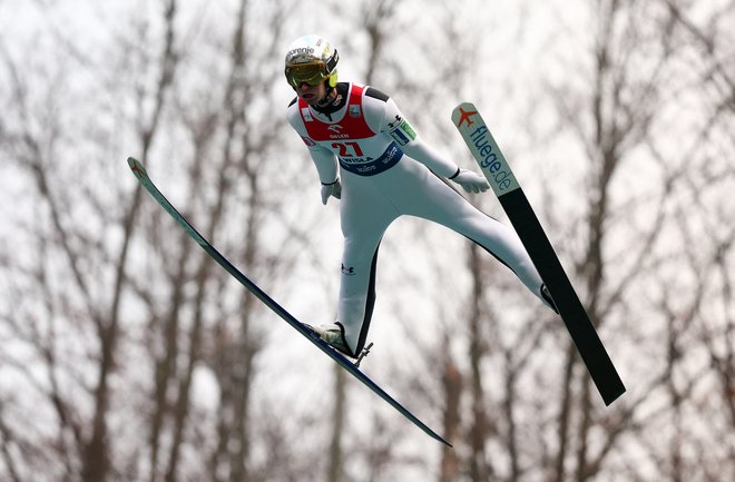 Žiga Jelar je v prvem poskusu poletel kar 247,5 metra daleč. FOTO:&nbsp;Kacper Pempel/Reuters
