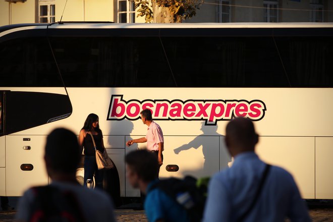 Kolone belih avtobusov, ki vsako nedeljo vozijo pametne glave in marljive roke z Balkana na Zahod, se pogosto ustavijo tudi v Sloveniji. Tu številni izstopijo, marsikdo pa tudi vstopi. FOTO: Jure Eržen
